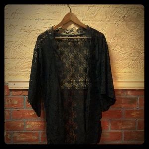 🌺 Delicate lovely, lace cover- up, or robe.